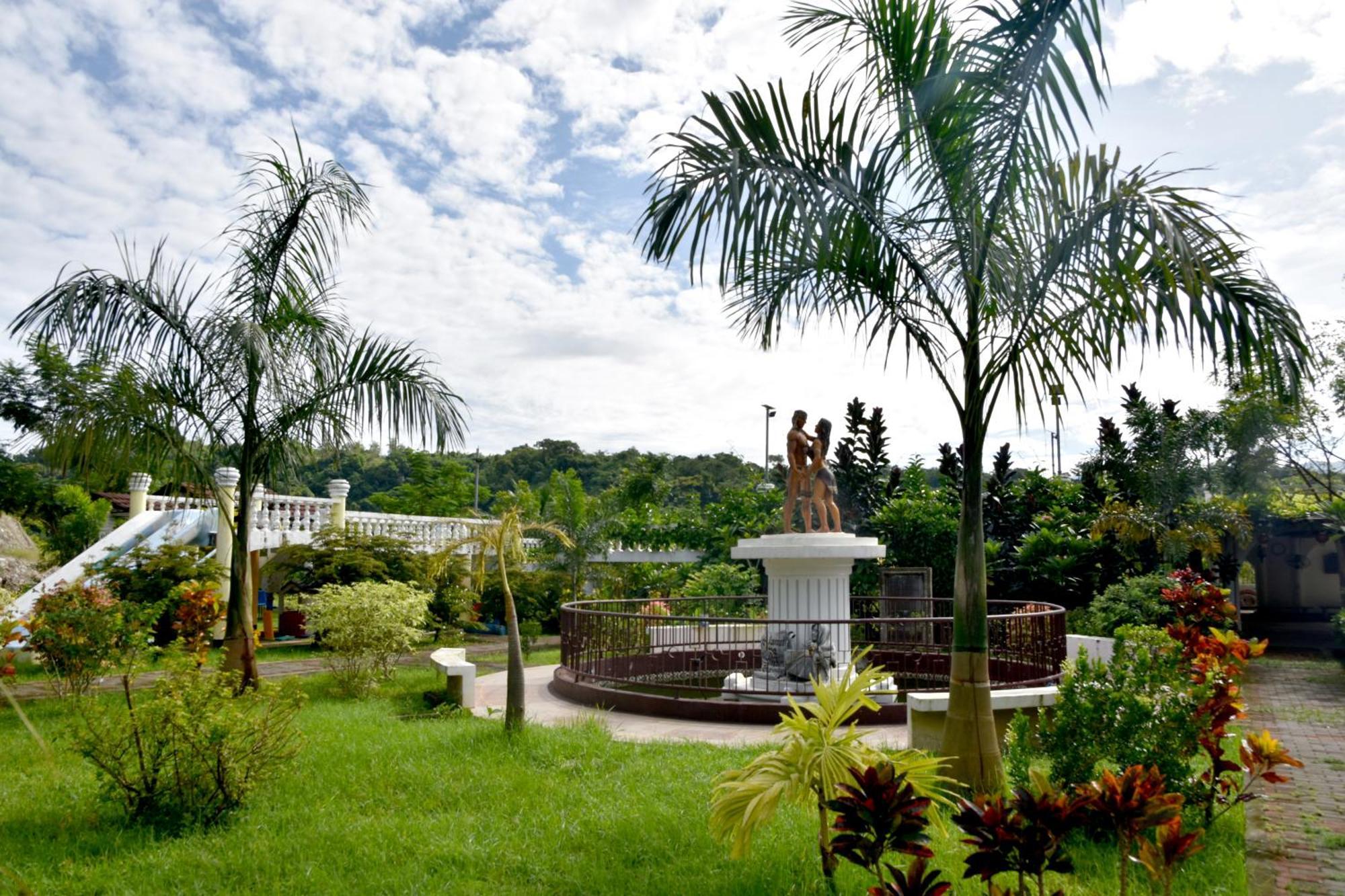 Isla De Oro Hotel Mamburao Exterior photo