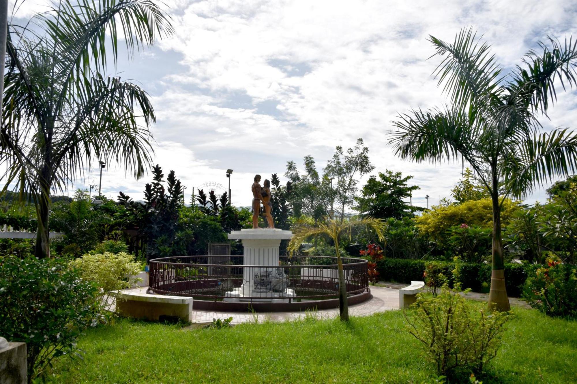 Isla De Oro Hotel Mamburao Exterior photo