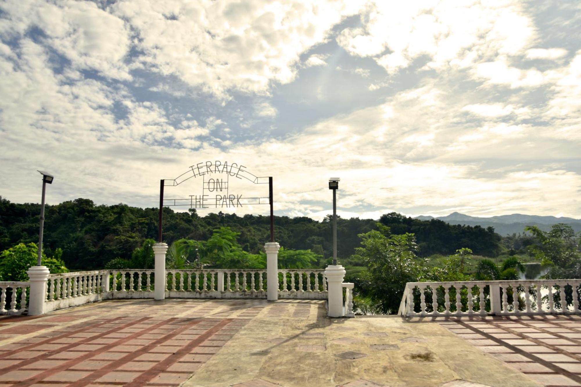 Isla De Oro Hotel Mamburao Exterior photo
