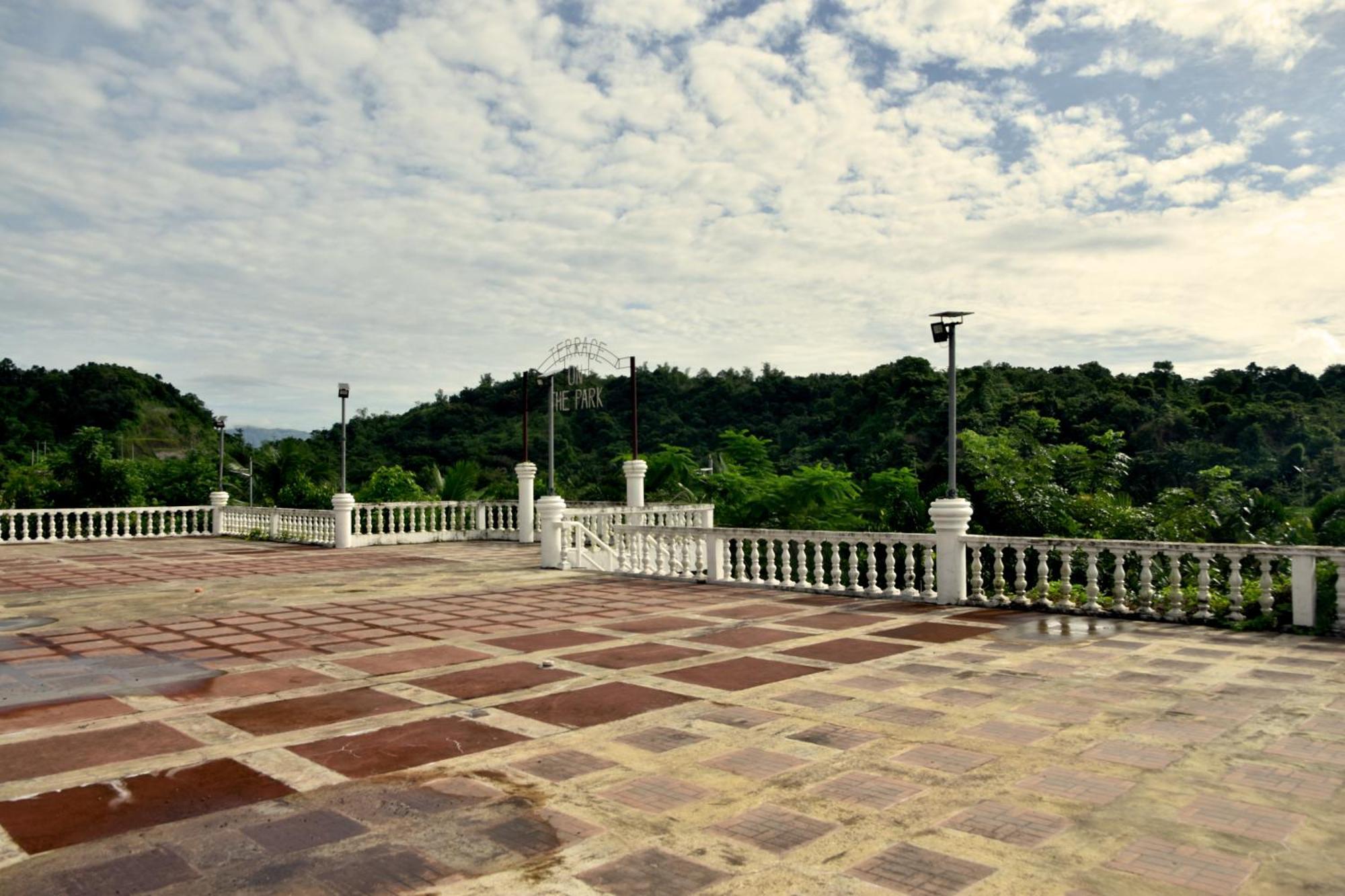 Isla De Oro Hotel Mamburao Exterior photo