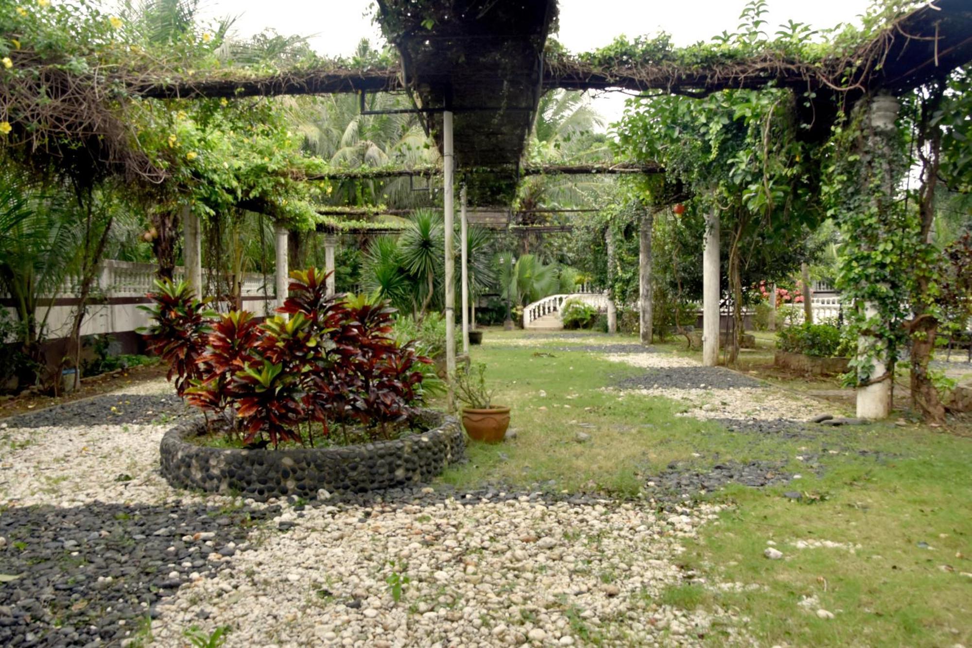 Isla De Oro Hotel Mamburao Exterior photo